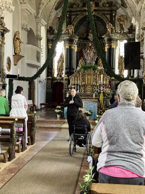 Pfarrer Dr. Stefan Schantl stimmte die Gäste der Caritas Dankesfeier in der Pfarrkirche mit einer besinnlichen Andacht und einem besonderen Segen zum Thema Caritas auf den Nachmittag ein.