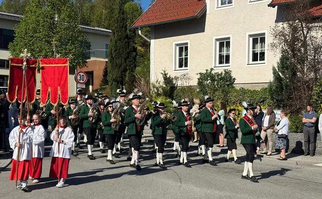 Die Musikkapelle Schardenberg begleitete die Erstkommunionkinder bei ihrem Festzug durch den Ort.  | Foto: Franz Gruber