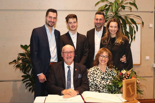 Klaus Glanznig bei der Verleihung der Ehrenbürgerschaft mit Frau Christa und der Familie. | Foto: MeinBezirk/Chiara Kresse
