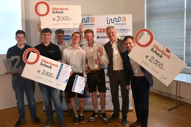 Die beiden Siegerteams der HTL Waidhofen mit den Automatisierungstechnikern Jonas Fangmeyer, Raphael Spreitzer, Florian Hosa, Tobias Lindner, Andreas Fürlinger und den beiden Betreuungslehrern Dipl.-Ing. Othmar Pöschl und Ing. Joachim Wagner, MSc. 