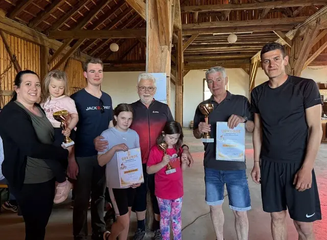 Stefanie und Leonie Spatzierer (jüngste Teilnehmerin), USV-Obmann Stv. Alexander Thaler, Julia Madl, Werner Schöfmann, Pia Madl, Robert Langer, USV-Obmann Matthias Langer.  | Foto: Thaler