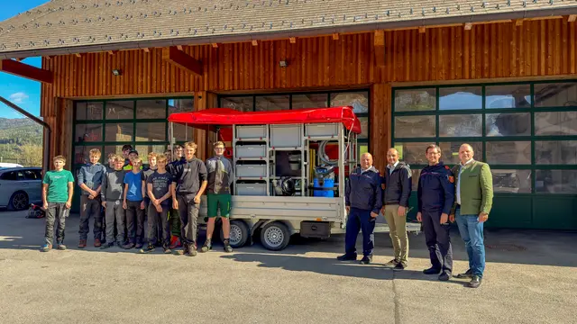 Mit sichtbarem Stolz übergaben Schüler der Landwirtschaftlichen Fachschule (LFS) Tamsweg das fertige Modul vor kurzem an die Feuerwehr Thomatal.  | Foto: BSBÖ OVI Keidel Thomas