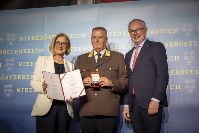 Landesfeuerwehrkommandant Dietmar Fahrafellner wurde mit dem Großen Goldenen Ehrenzeichen für Verdienste um die Republik Österreich ausgezeichnet. | Foto: Matthias Fischer, NÖ LFK
