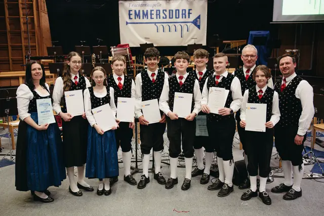 Manuela Schuster, Rosalie Gutlederer, Juliane Kaufmann, Dominik Kaufmann, Jakob Mader, Lucas Böhm, Lukas Schuster, Benedikt Schnaubelt, Anton Höllerschmid (Kapellmeister), Valentin Gutlederer, Florian Neulinger (Kapellmeister-Stellvertreter).  | Foto: Trachtenkapelle Emmersdorf