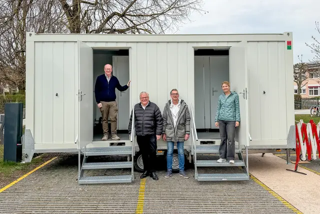 Der Vieze-Bürgermeister Bernhard Seidl, Bürgermeister Simon Wallner, Tourismusverband Obmann Johann Graf und Tourismusverband Geschäftsführerin Sabine Gärtner mit neuem WC-Wagen. | Foto: Marktgemeinde Obertrum