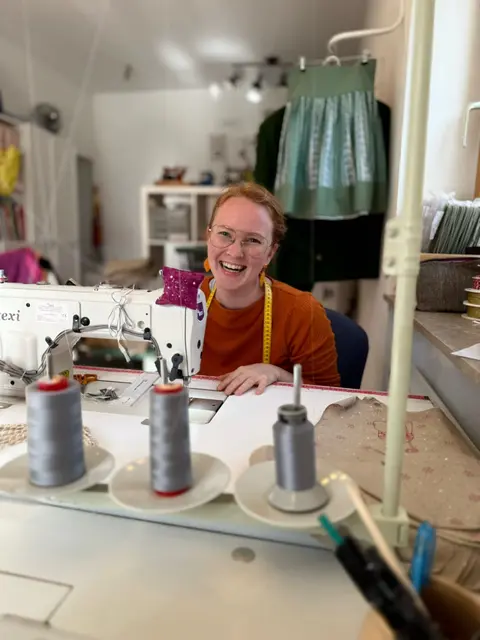 Chefin Marie in ihrer Nähwerkstatt in Fuschl. | Foto: Marie's Nähwerkstatt