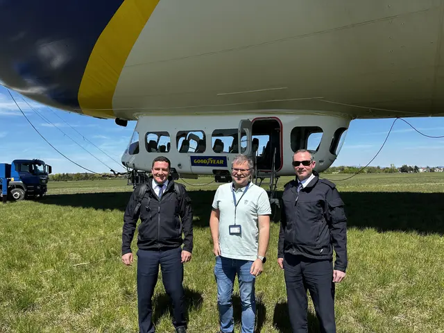 Luftschiff-Kapitän Marco Krug mit dem Präsidenten des Welser Flugplatzes, Andreas Grosch sowie Zeppelin Co-Pilot Marko Hollerer. | Foto: MeinBezirk