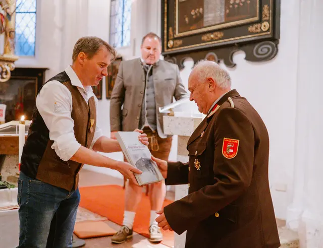 Übergabe an Klaus Portenkirchner | Foto: Bernhard Burger