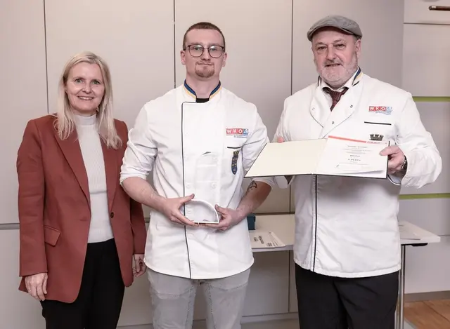 Bäcker zweiter Platz: Astrid Ledolter (BH Baden), Silber-Gewinner Stephan Simmer, Landesinnungsmeister Klaus Kirchdorfer (v.l.). | Foto: Andreas Biba