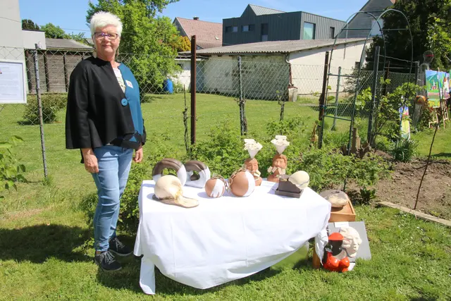 Gabi Palkovits lebt in Purbach und ist hier seit vielen Jahren mit ihren verschiedenartigen Kreationen bekannt. In den letzten Jahren hat sie vorrangig Dekorationsobjekte aus Ton angefertigt.