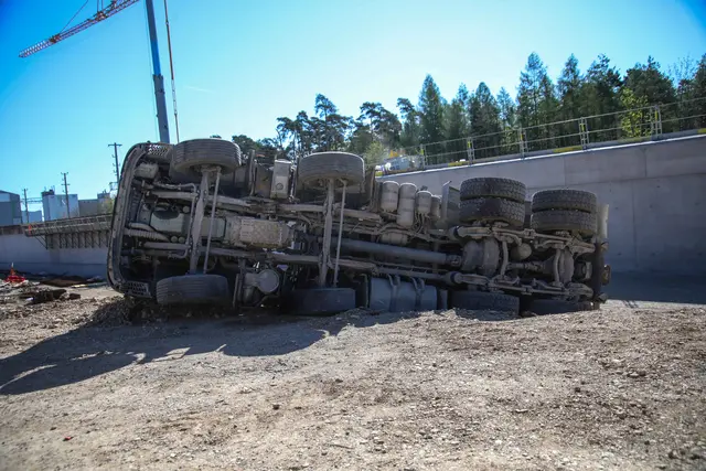 Lkw-Unfall auf der Bahnbaustelle in Marchtrenk: Ein Transporter kippte um – der Lenker wurde dabei verletzt. | Foto: laumat.at