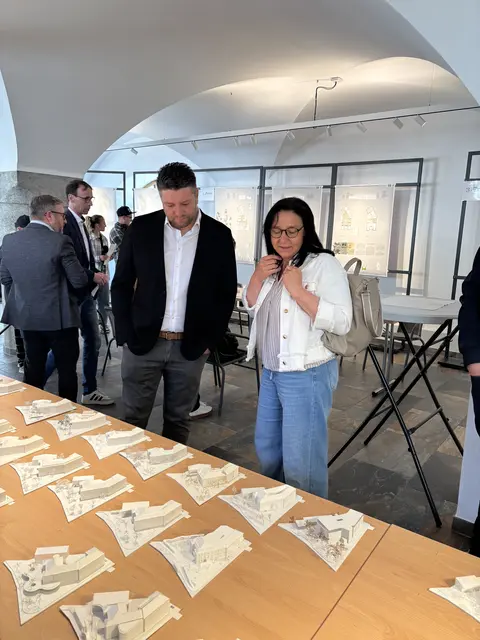 Breitenwangs Vize-Bürgermeister Markus Obergschwandtner  und VS-Direktorin Katrin Santer-Astl begutachteten die eingereichten Projekte. | Foto: MeinBezirk/Günther Reichel