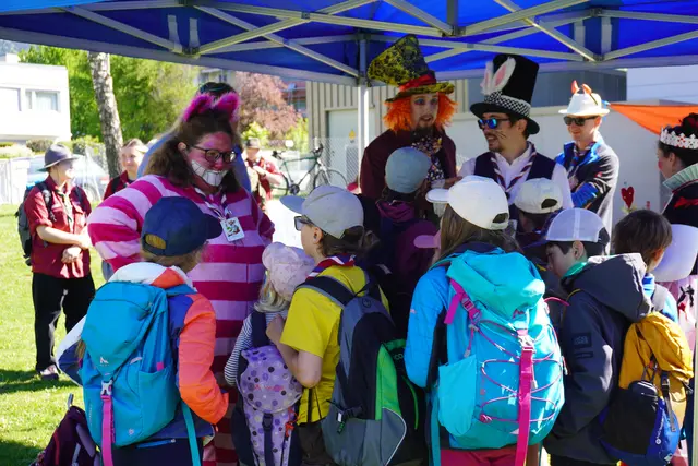Hutmacher, der weiße Hase und die Grinsekatze begleiteten die Kinder.  | Foto: AMG