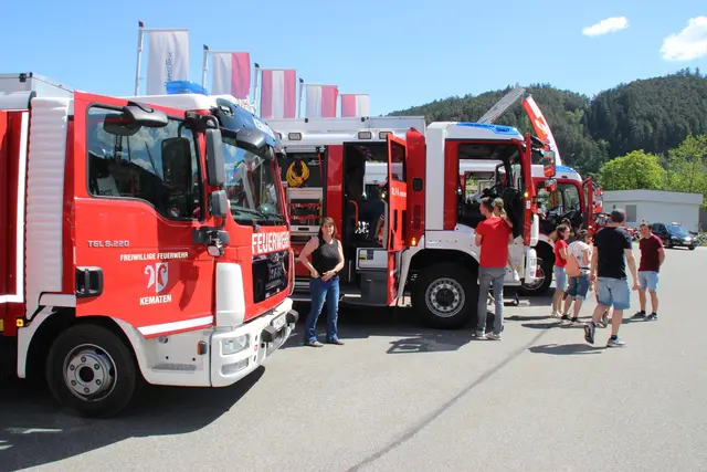 Ihre imposante Fahrzeugflotte präsentierte die Kemater Feuerwehr bei ihrem Sicherheitstag.  | Foto: Manfred Jordan