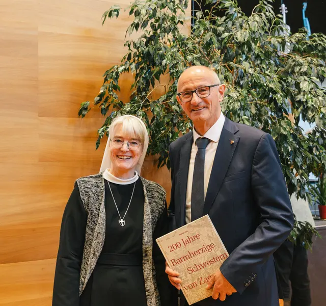 Generaloberin Barbara Flad mit LH Anton Mattle. | Foto: Kongr. der Barm. Schw. ZamS/Martina Kopp
