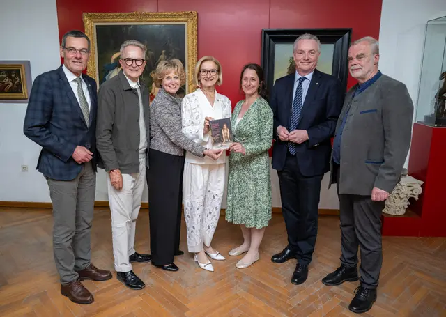 Stefan Grusch (Bezirkshauptmann Horn), Folke Tegetthoff (Erzähler und Schriftsteller), Margarete Jarmer (Bürgermeisterin Eggenburg), Landeshauptfrau Johanna Mikl-Leitner, Susanne Stökl (Direktorin Krahuletzmuseum), Gerhard Dafert (Obmann Krahuletzgesellschaft) und Bernd Ernsting (Kurator). | Foto: NLK Khittl