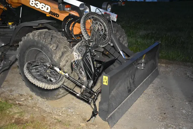 19-Jähriger prallte gegen Baumaschine