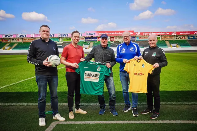 Tim Entenfellner (Leitung Marketing und Sponsoring SV Oberbank Ried), SVR-Präsident Thomas Gahleitner, Heinrich Kriechmayr, Arnold Rockenschaub und SVR-P12-Trainer Gerhard Schweitzer. | Foto: SVR/Scharinger