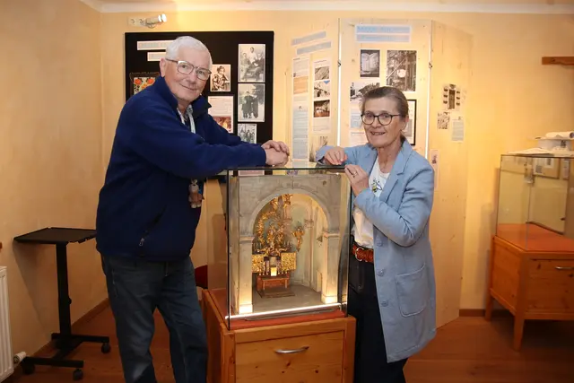 Peter und Ingrid Mastnak vor dem Hochaltar-Modell aus Papier und Pappe.