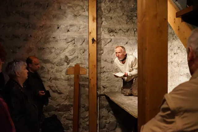 Markus Plattner stellte im Rahmen der Eröffnung den Täufer und Inhaftierten Hans Schlaffer eindrucksvoll dar. | Foto: Foto: Stadt Schwaz