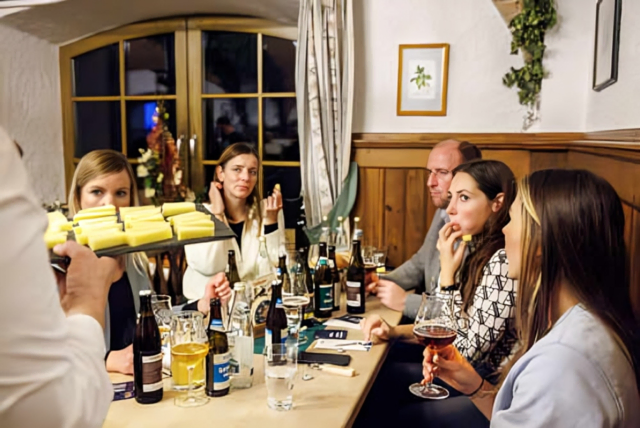 Bei den Bier-Käse-Verkostungen in der Privaten Landbrauerei Schönram geht es auf kulinarische Entdeckungsreise. | Foto: Tourist-Information Waginger See/R. Scheuerecker