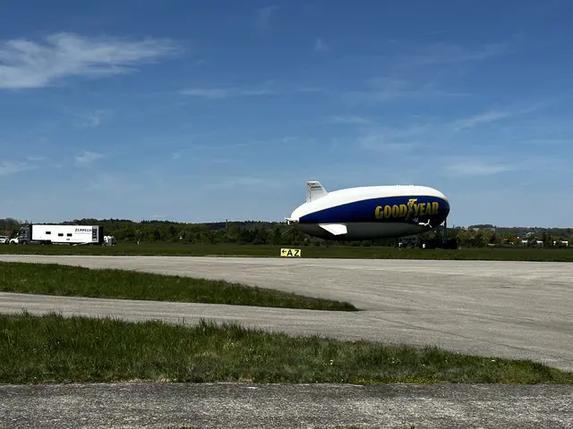 Auf seinem Boxenstopp am Heimweg nach Friedrichshafen durften Fans eines der letzten Luftschiffe und Schaulustige den Zeppelin am Welser Flugplatz bestaunen. | Foto: MeinBezirk