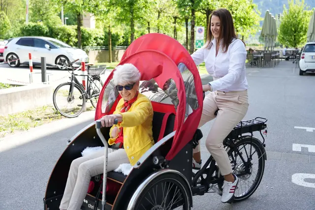 LRin Mair beim Projekt “Rikscha fahren. Menschen bewegen. Ehrenamt erleben” in Innsbruck | Foto: Land Tirol/Schallhart