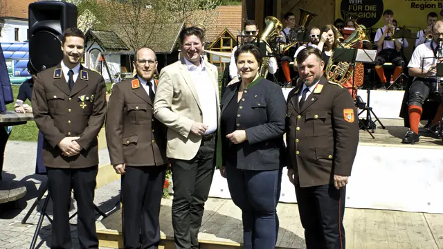 Bezirkshauptmann Baden Christian Pehofer mit Fr. Bgm. Natascha Partl, Kdt. Gerald Lechner, Christian Leitner und Thomas Tisch | Foto: Markus Achleitner