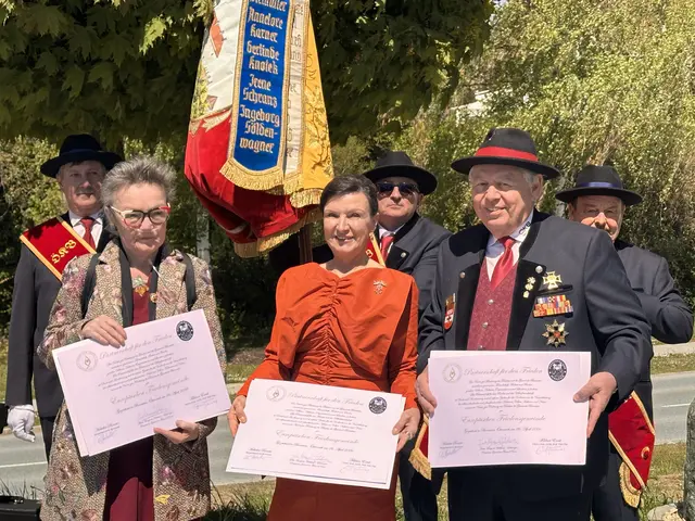 Neben der feierlichen Enthüllung des Friedenssteins erfolgte auch die Unterzeichnung der Ernennungsurkunde "Europäische Friedensgemeinde".  | Foto: Lisa Stöckl
