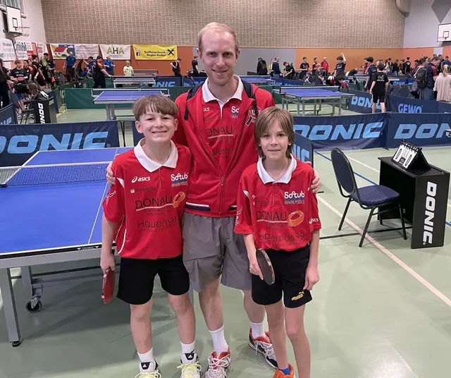 Georg Bretthauer, ASVK-Obmann Fabrizian Pokorny und Leander Wallner bei der NÖTTV Nachwuchsliga in Enzesfeld-Lindabrunn. | Foto: ASVK 2026