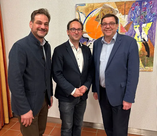 Austausch: Der neue Obmann Rudolf Schwarzböck, Ehrengast Nationalrat Andreas Minnich und der scheidende Amtsinhaber Michael Oberschil.  | Foto: VP Hagenbrunn