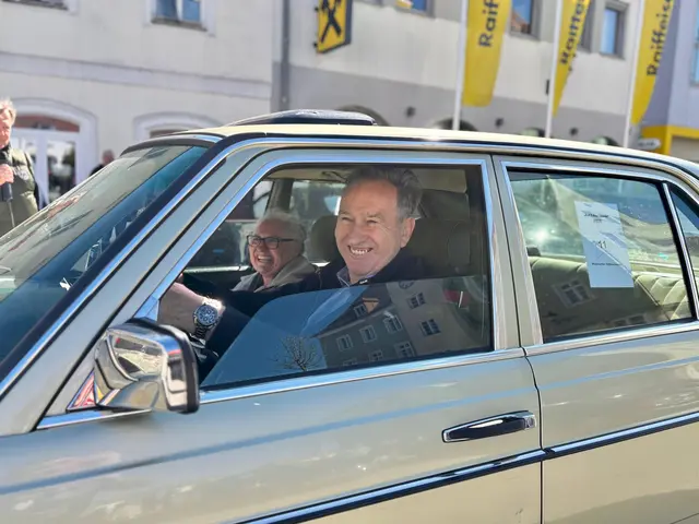 Auch Fotograf Eduard Reininger lachte aus seinem Oldtimer - mit dabei seine Frau. | Foto: Markus Kahrer