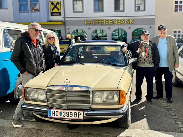 Der ehemalige Vizekanzler Wolfgang Brandstetter war mit seinem Oldtimer natürlich wieder dabei. | Foto: Markus Kahrer