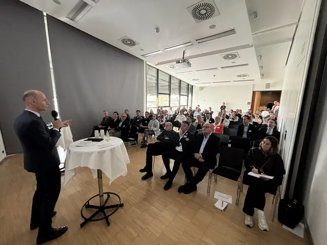 LR Willibald Ehrenhöfer spricht beim Info-Lunch in Lannach über den digitalen Wandel. | Foto: MeinBezirk/Heimo Potzinger