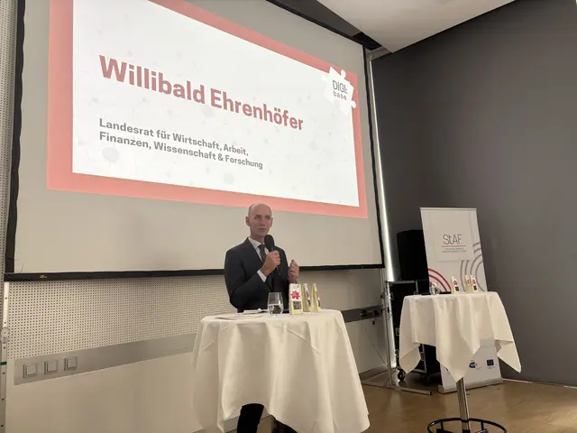 LR Willibald Ehrenhöfer thematisiert die Wichtigkeit des Ausbaus digitaler Kompetenzen, um wettbewerbsfähig zu bleiben. | Foto: MeinBezirk/Heimo Potzinger