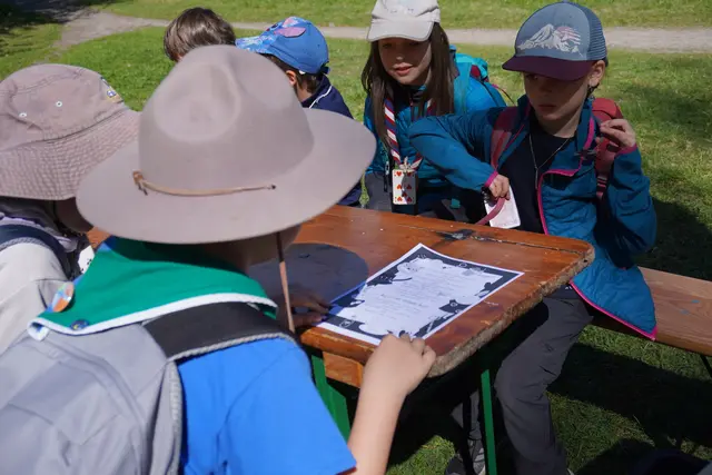 Rätsel verrieten den Kindern wer bei der Teeparty eingeladen ist.  | Foto: AMG