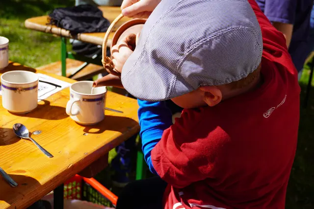 Tee-Einschenken muss gelernt sein.  | Foto: AMG