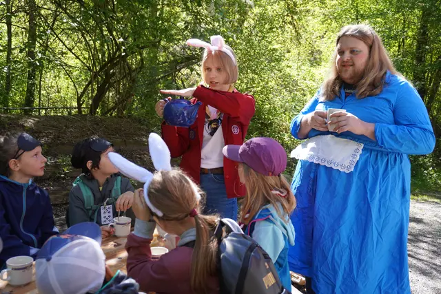 Die Tiroler Pfadfinder machten sich gemeinsam auf die Suche nach dem verlorenen Teeservice des Hutmachers.  | Foto: AMG