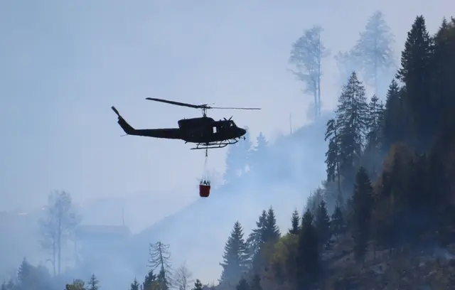 Die Hubschrauber haben mehr als eine Million Liter Wasser über das Brandgeschehen im Lesachtal abgeworfen. | Foto: BI Florian Jost