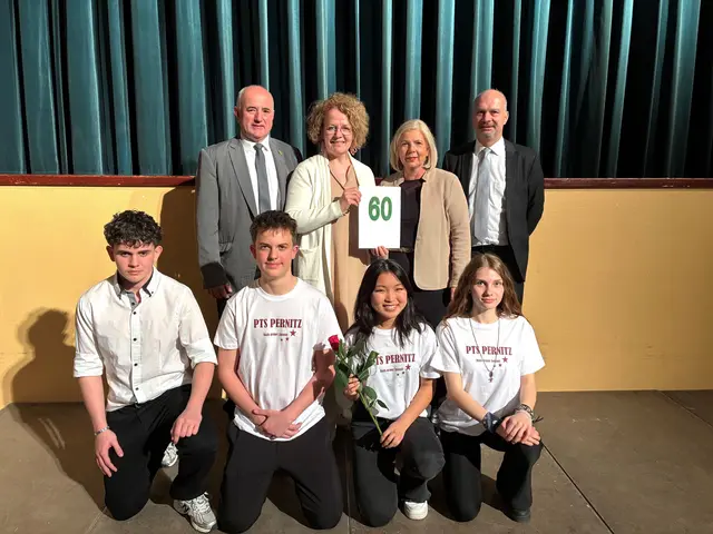 Bürgermeister Hubert Postiasi, Bildungs-Landesrätin Christiane Teschl-Hofmeister, Schulleiterin Eva Kneißl, Schulqualitätsmanager Heinz Kerschbaumer mit Philipp Burger, Andreas Sondorfer, Anu-Ujin Oyun-Undrakh und Gina Richter | Foto: Hansy