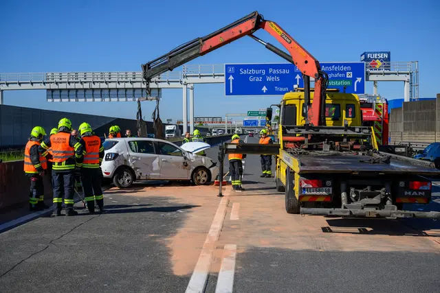 Aufgrund des Unfalls kam es zu erheblichen Verkehrsbehinderungen im Bereich Ansfelden. | Foto: Fotokerschi.at/Kerschbaumer