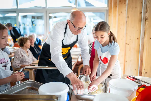 LH Anton Mattle unterstütze beim Strudelbacken im Haus Salurn in Wattens. | Foto: Land Tirol/Fitsch