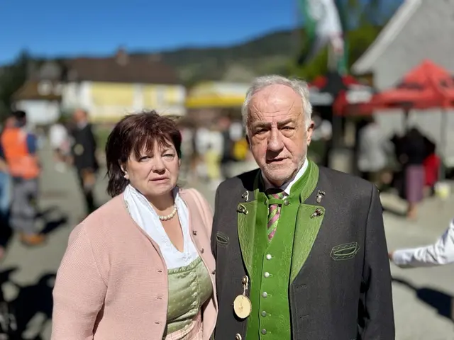 Bürgermeister Hermann Hartrleb mit seiner fleissigen Helferin Elisabeth Egger.