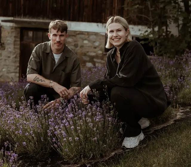 Das Unternehmen, welches sich auf die Verarbeitung von Lavendel soezialisiert und am alten Bauernhof der Großeltern startete, führt Julia gemeinsam mit ihrem Bruder Matthias. | Foto: Christina Supanz