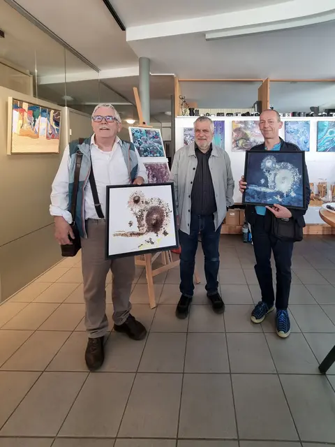 Carlo Vicentini (links) und Arte-Trentina Herausgeber Warin Dusatti (rechts) mit Bildern von Thomas Driendl (mitte) | Foto: lichtsinn