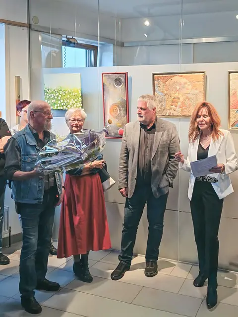 Salvatore Mainardi, Mäggi Cueni, Thomas Driendl und Dir. Johanna K. Penz bei der Überreichung der Blumen an die Laudatorin und ARTfair-Innsbruck-Chefin | Foto: lichtsinn