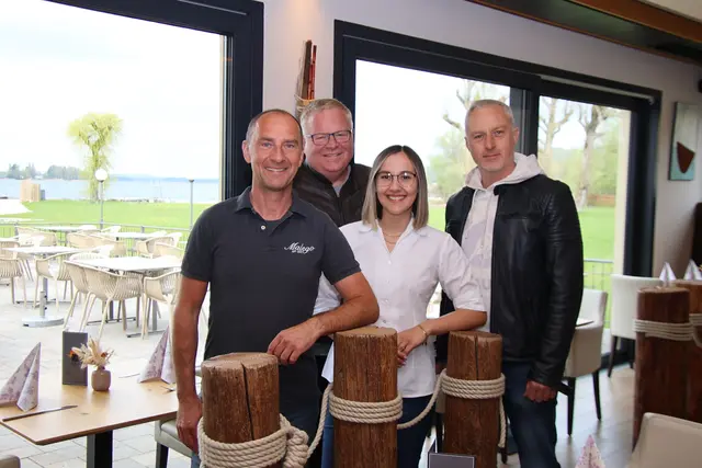 Strandbad-Koordinator Günter Lechner, Simon Wallner mit Lena und Goran.