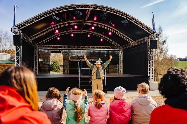 Im Rahmen des "Gschaftlertags" dürfen Kinder für kurze Zeit selbst in die Rolle eines Operators an einem Fahrgeschäft schlüpfen. | Foto: Bayern Park