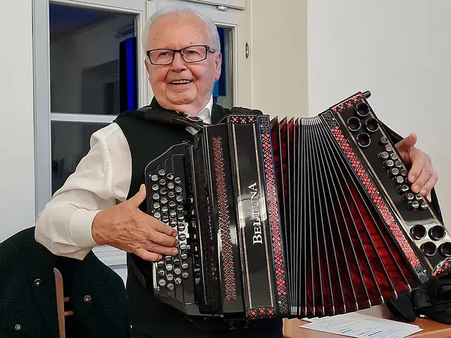 Egon Taucher spielt mit 92 Jahren täglich mit der Harmonika