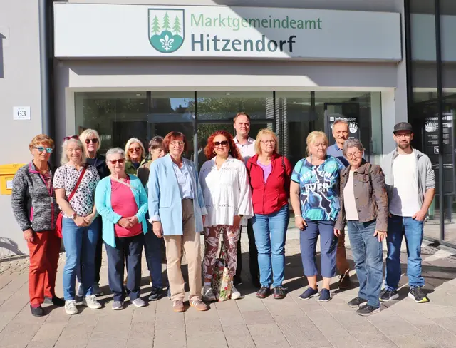 Monika Hubmann (4.v.l.) mit Philipp Potisk und Herbert Roll (2.R.) und Teilnehmern vor dem Gemeindeamt Hitzendorf. | Foto: Edith Ertl